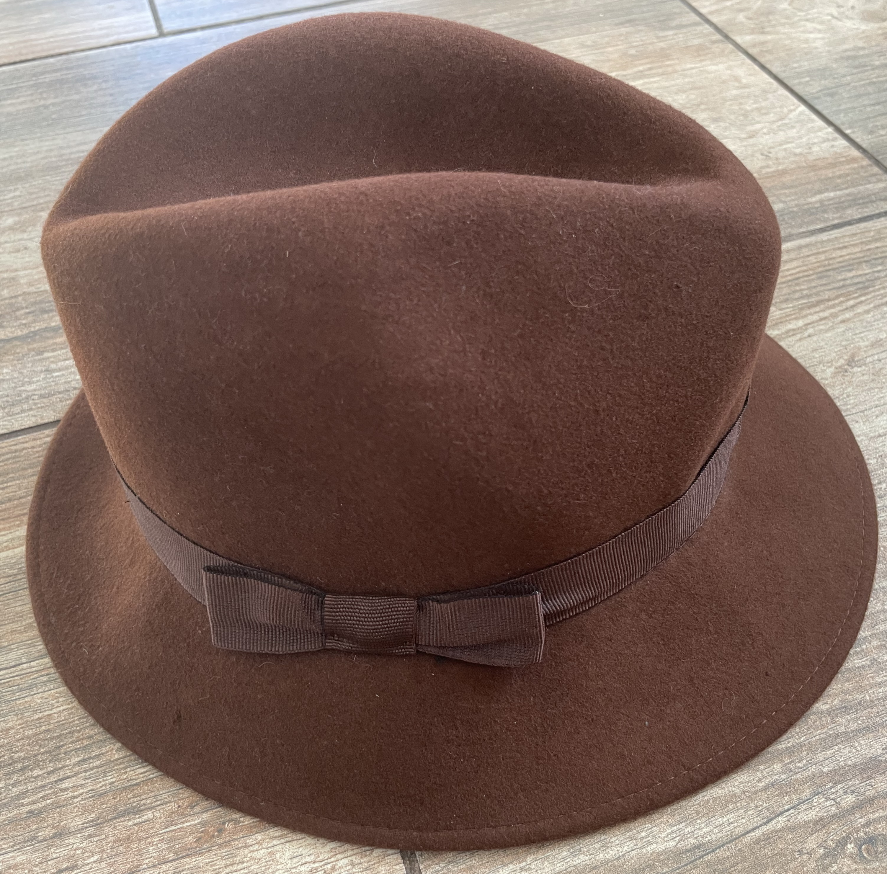 elegantní dobový klobouk
