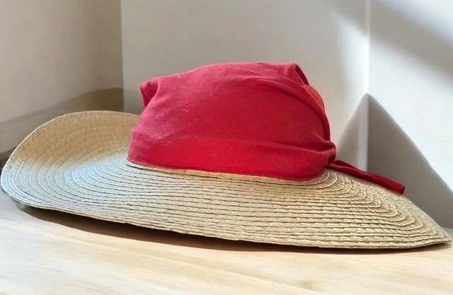 letní klobouk v dobovém stylu 