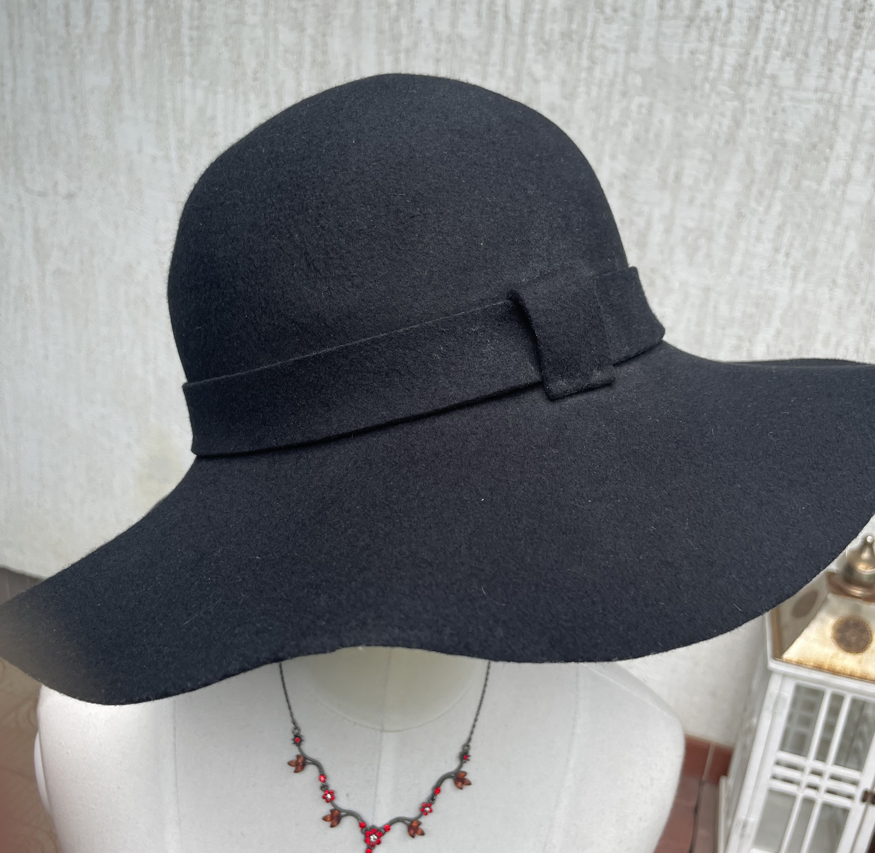 Filcový velký klobouk dobový styl madam