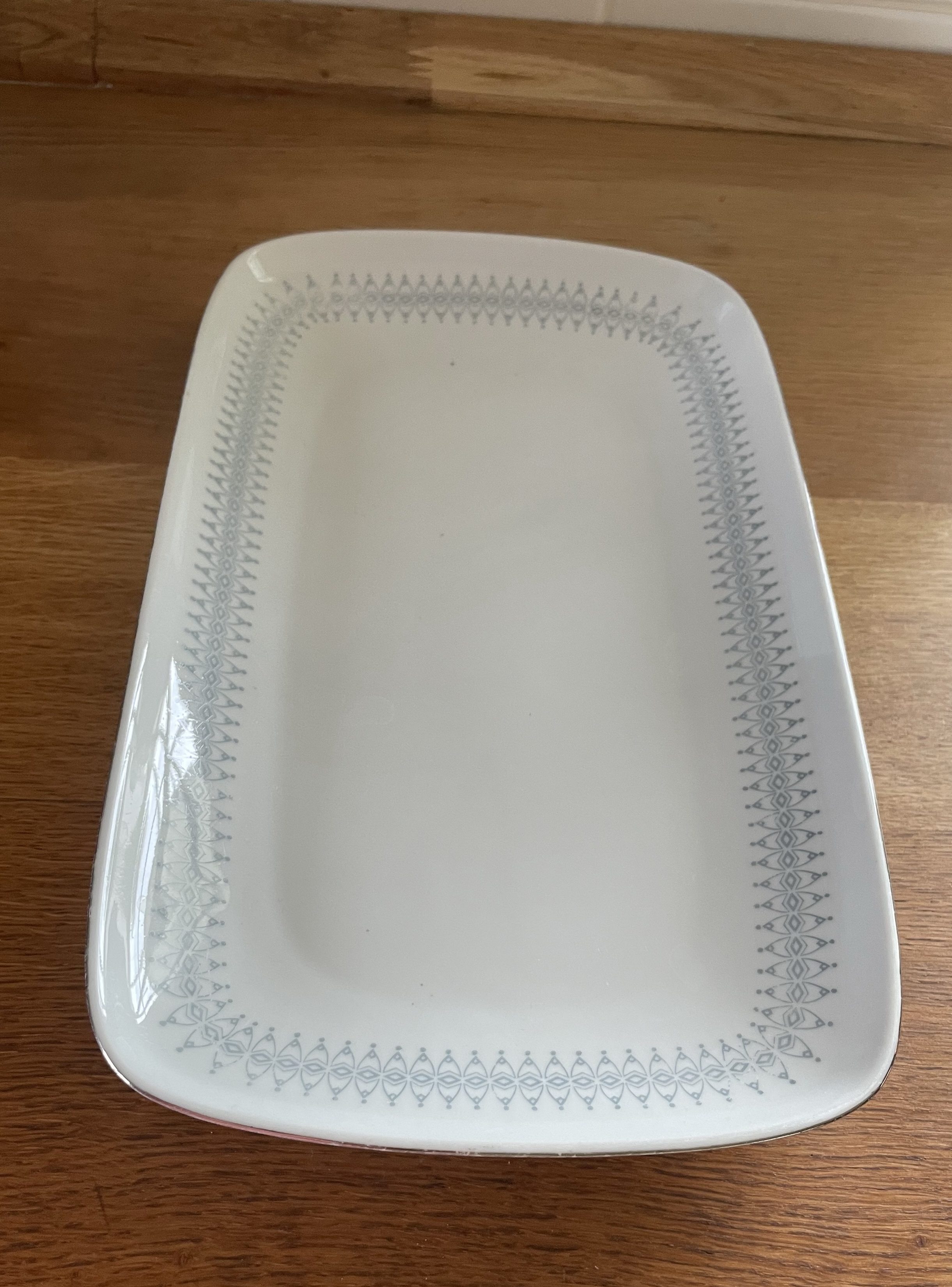 obdélníkový porcelánový talíř