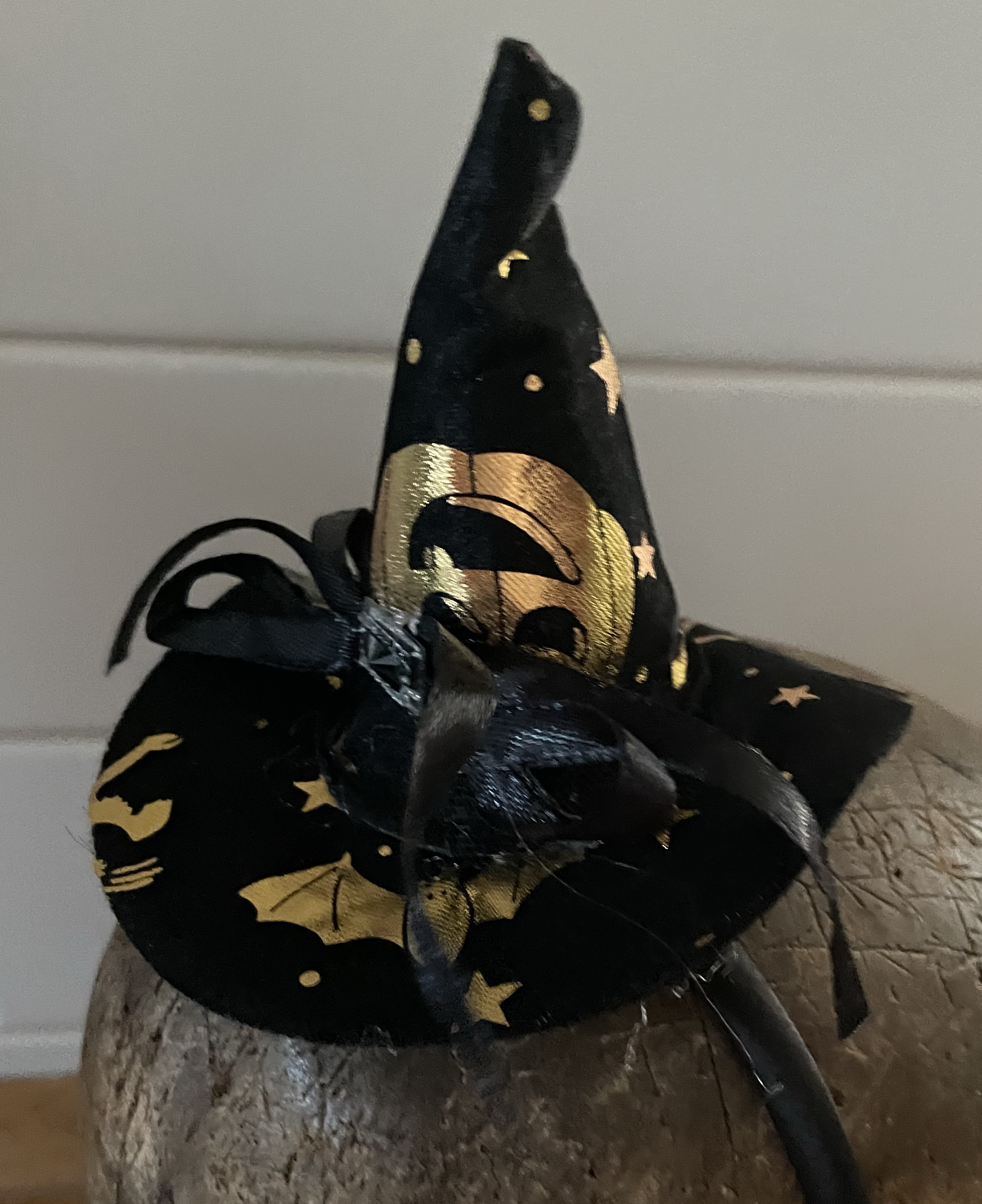 karnevalový doplněk čelenka s mini kloboučkem HALLOWEEN