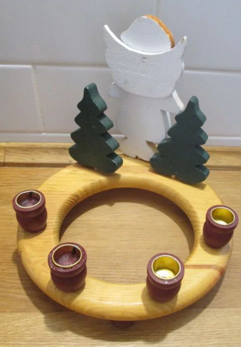 Dřevěný adventní svícen