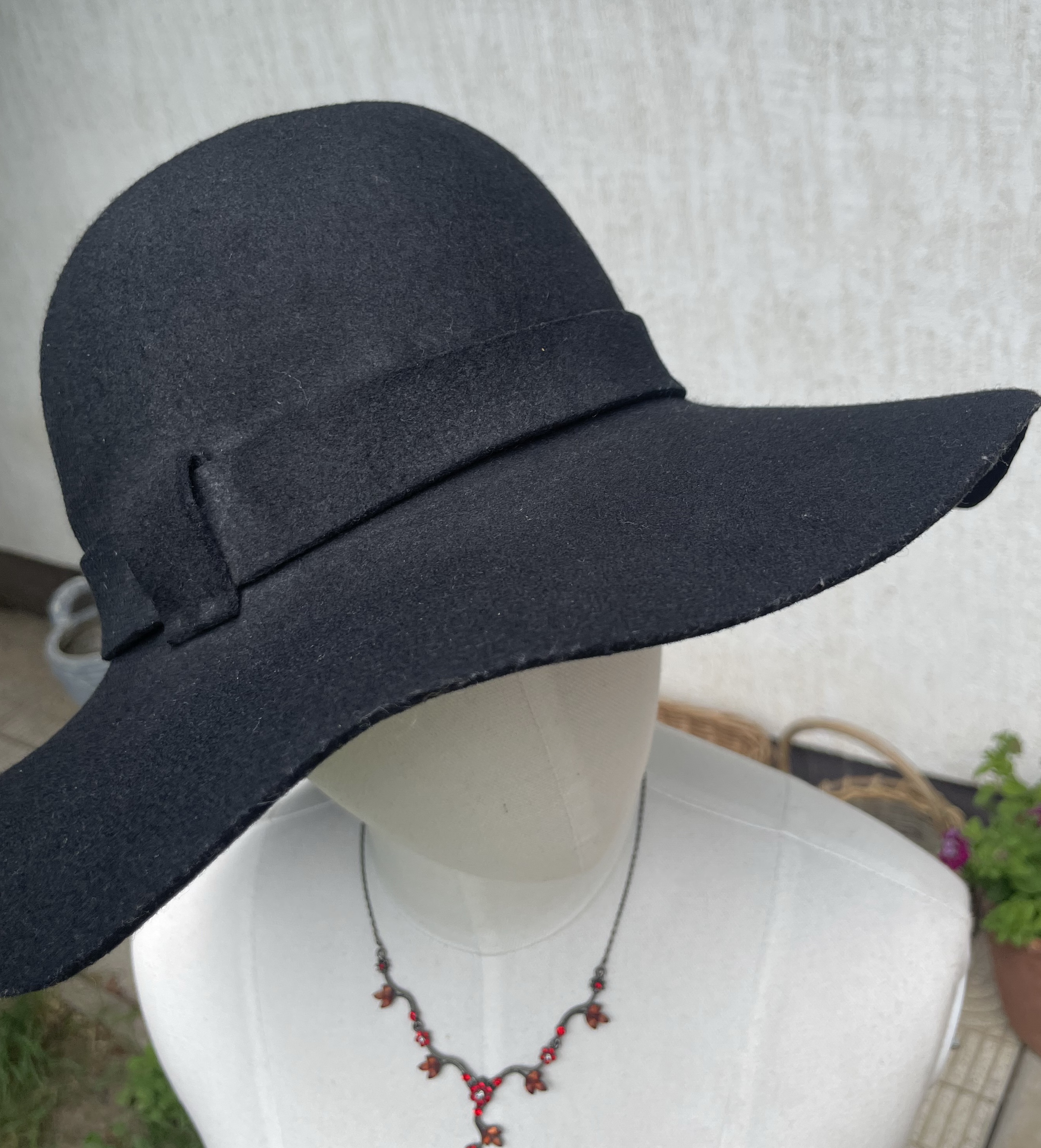 Filcový velký klobouk dobový styl madam