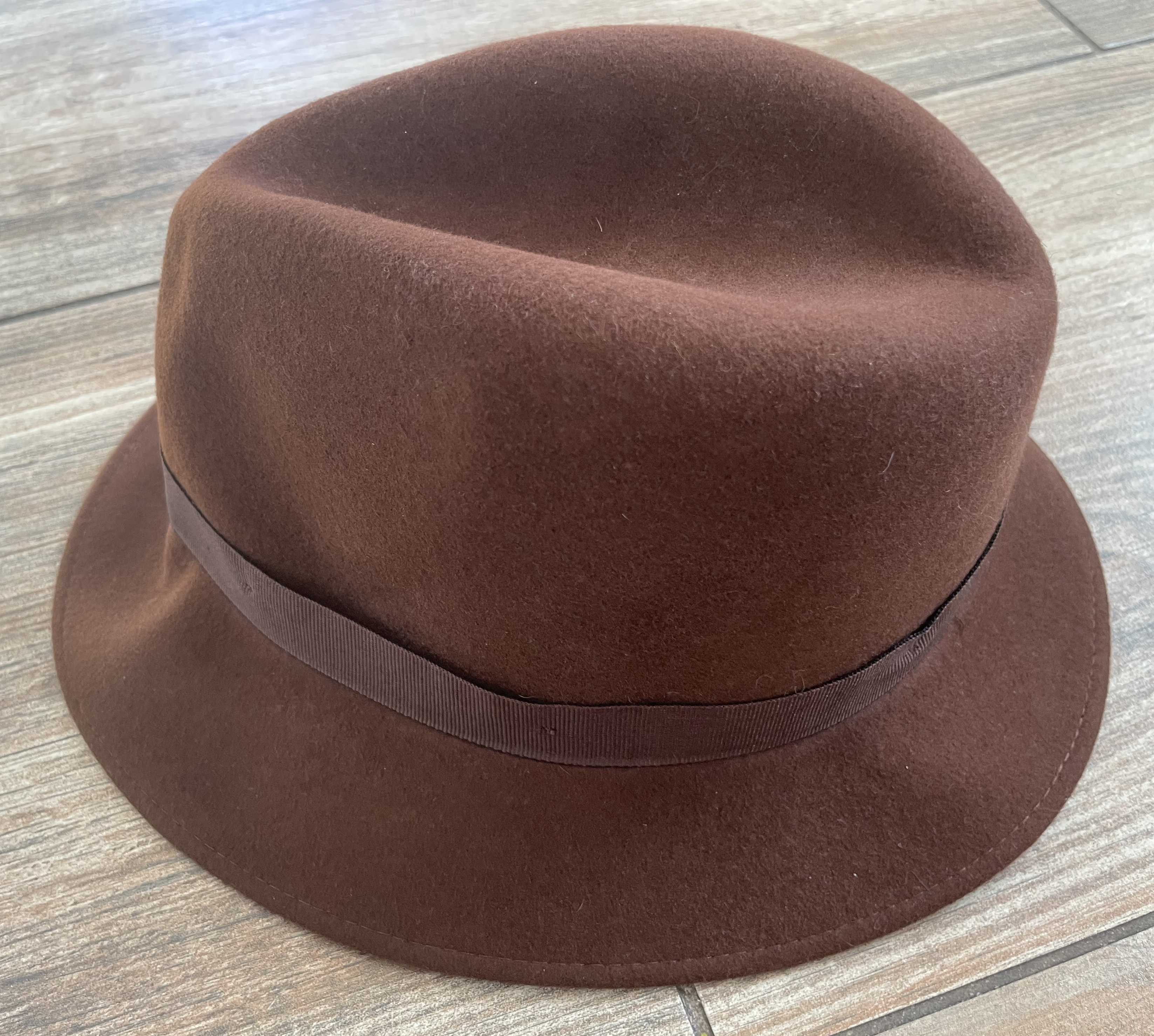 elegantní dobový klobouk