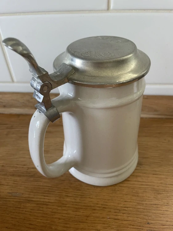 Keramický korbel v mysliveckém stylu
