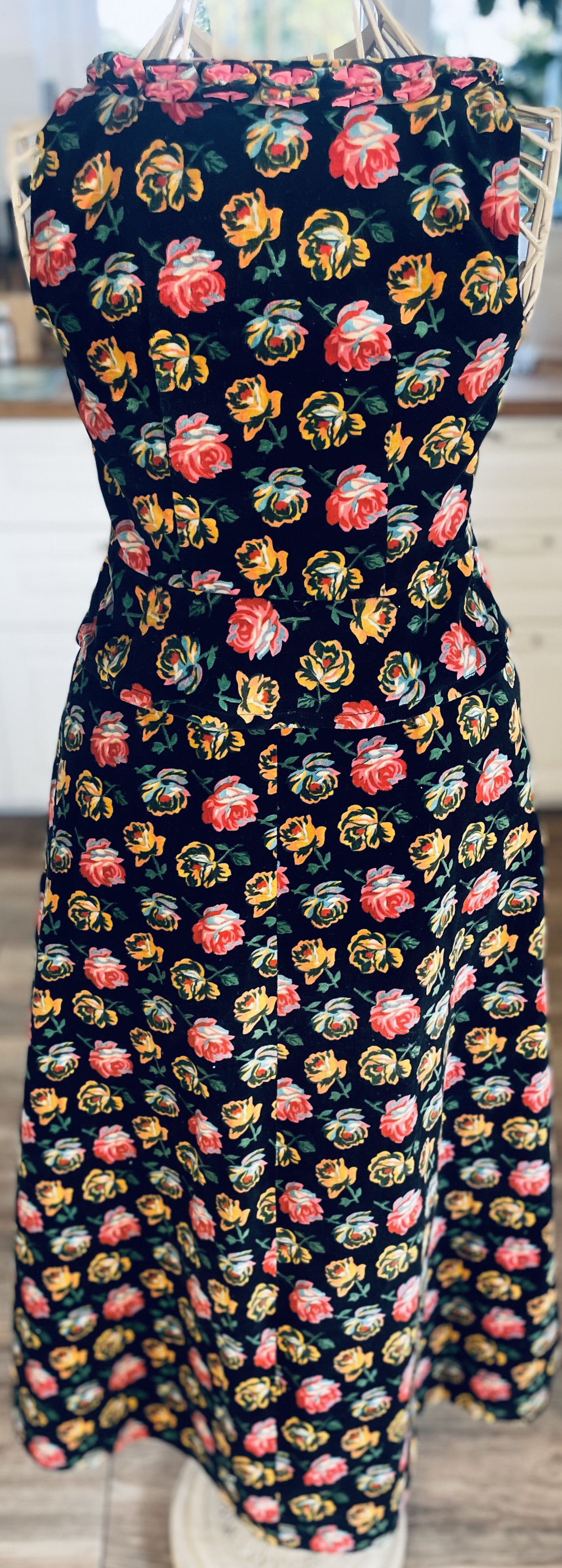 Dívčí / dámské šaty dirndl, dobový, selský styl vel. XXS