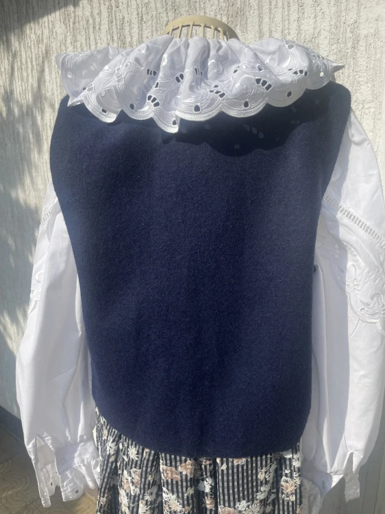 Dámská vlněná vesta v selském, rustikálním stylu vel. M