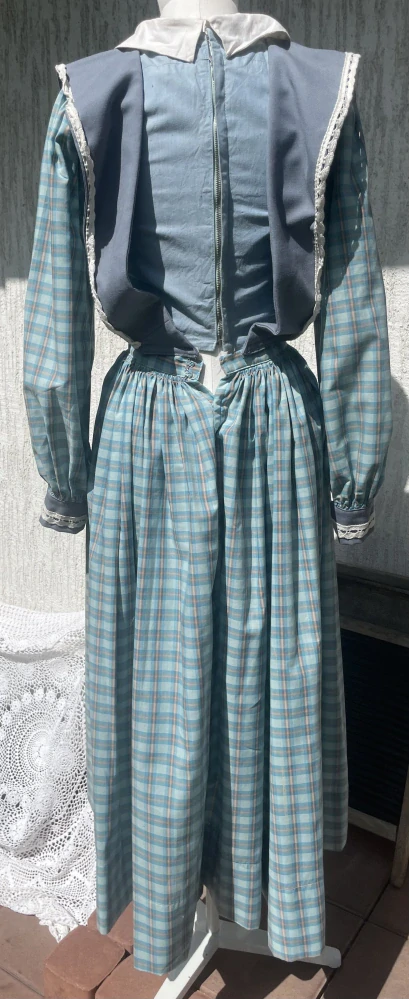 Karnevalový divadelní kostým alá schovanka, služebná v dobovém stylu vel. XS/S
