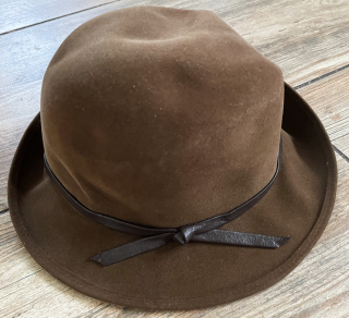 elegantní klobouk