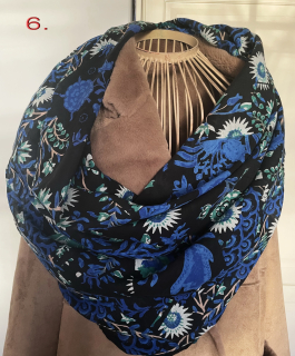 šátek v dobovém stylu