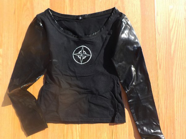 TRIČKO S LATEXOVÝMI RUKÁVY PUNK > 36