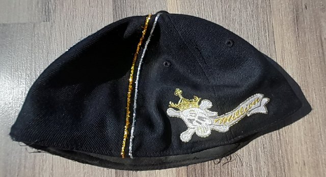 čepička s lebkou